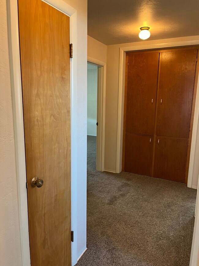 Building Photo - Suburbs Home