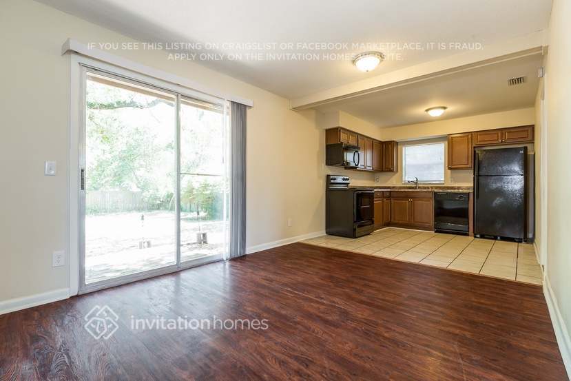 Building Photo - 990 Vincent Dr