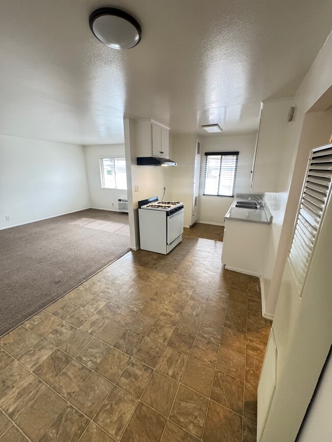 Building Photo - 1160 E Alosta Ave