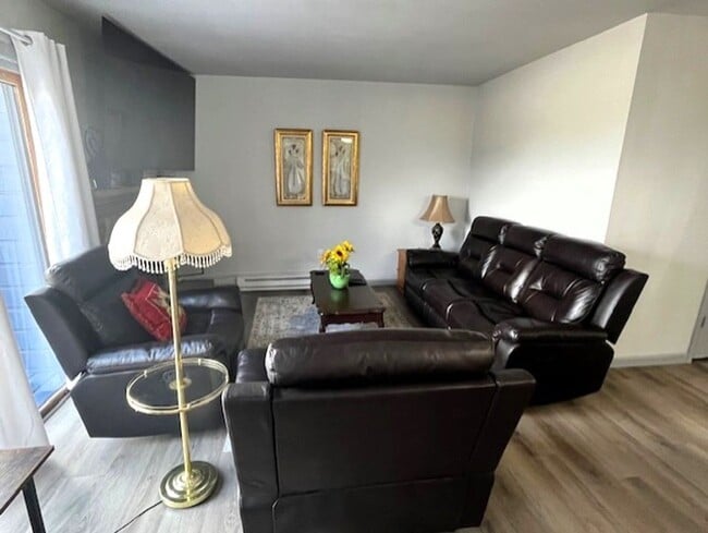Building Photo - Winter Seasonal Rental- Lakeside Townhouse...