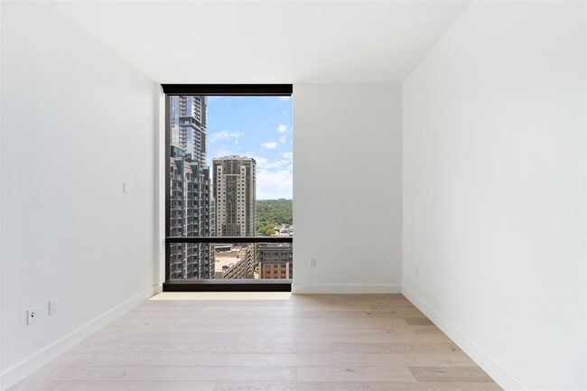 Building Photo - 70 Rainey St
