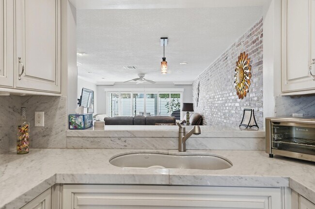 Building Photo - 842 SE 19th Ave