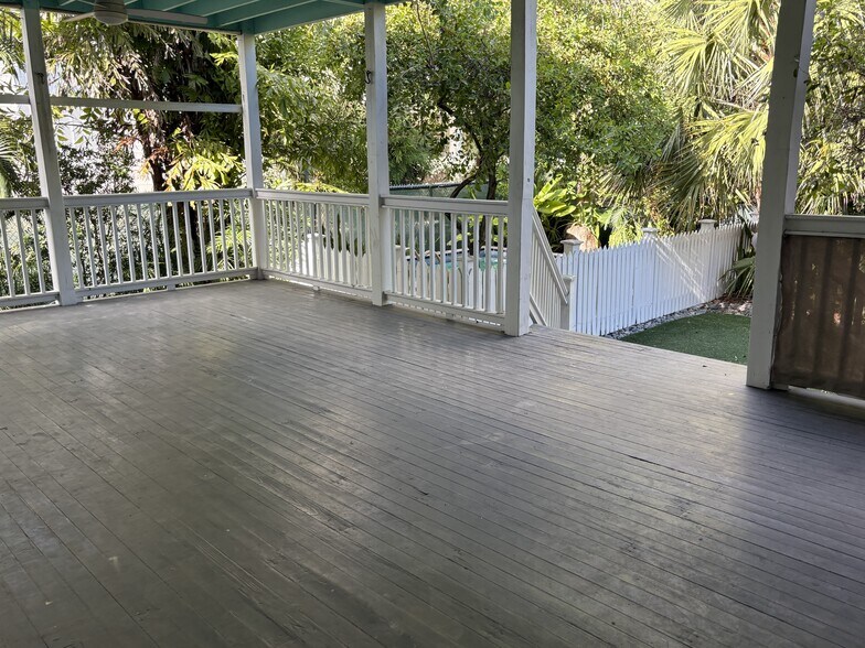 Entertaining porch - 1017 White St