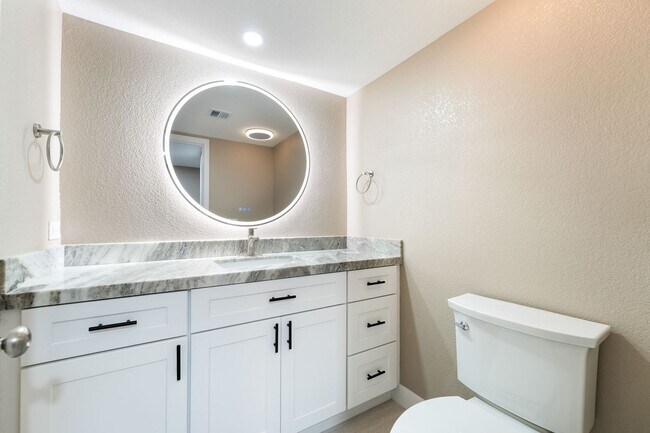 Building Photo - 968 Pinehurst Dr