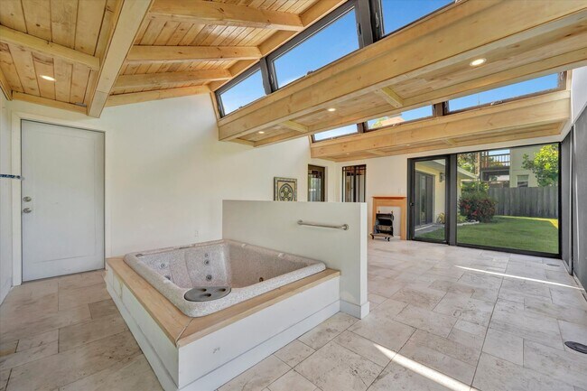 Building Photo - Beautiful West of the Trail 3-Bed/2-Bath H...