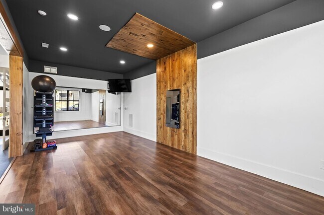 Building Photo - 2608 Maplewood Cir