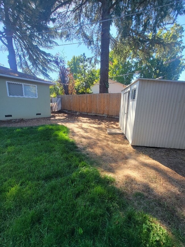 Building Photo - "Charming 3-Bed, 1.5-Bath home