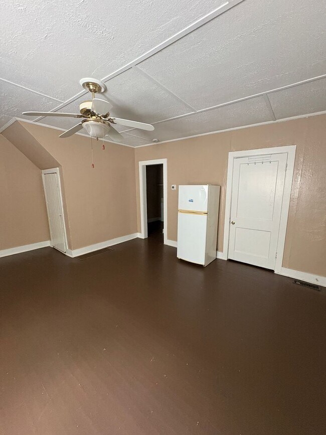 Building Photo - East 14th Triplex