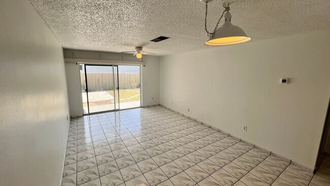 Building Photo - 2 Bedroom/1 Bath Townhome in Orlando!
