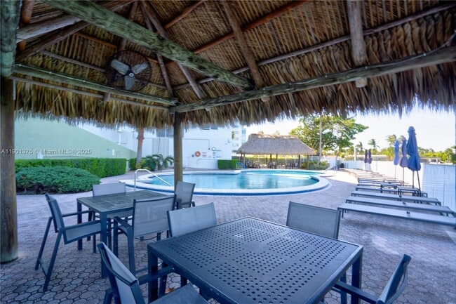 Building Photo - 10350 W Bay Harbor Dr