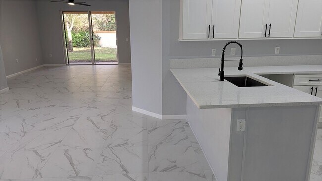 Building Photo - 826 Middleton Dr SW