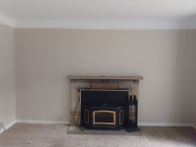 Building Photo - 3 bedroom Bungalow with finished basement..