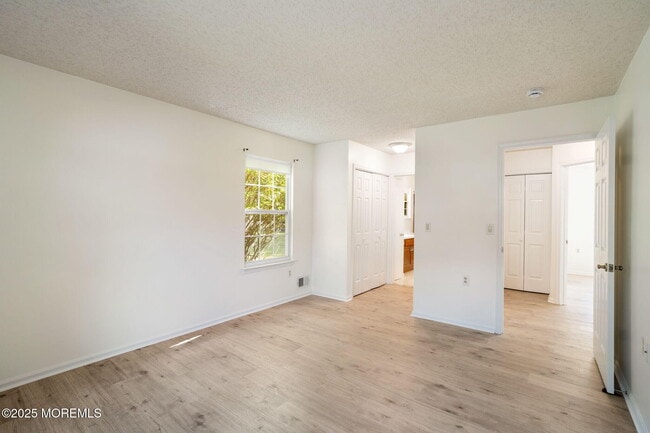 Building Photo - 7 Tamarack Ct