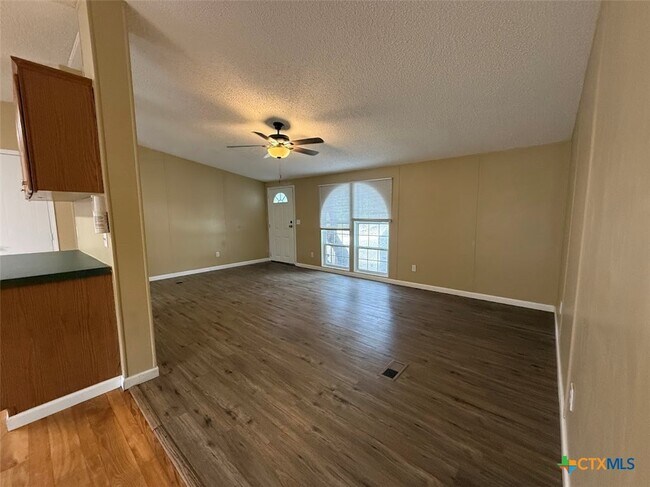 Building Photo - 136 Sonnyland Dr