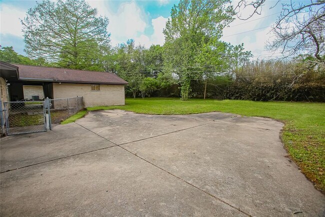 Building Photo - 128 Post Oak St