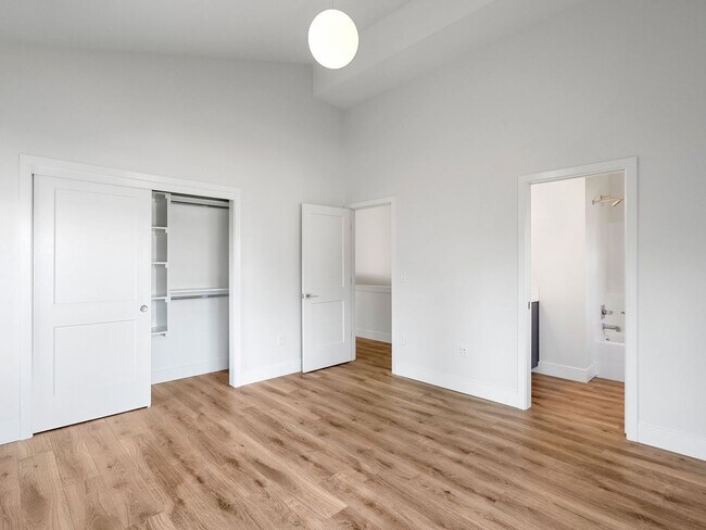 Building Photo - 4 bed/3.5 Bath Townhouse in Richmond Neighborhood, SE Portland