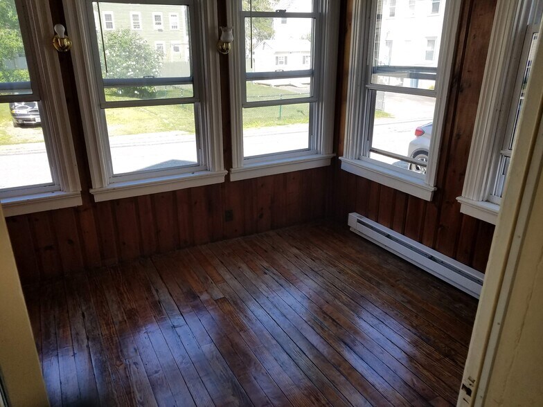 Sun Porch - 48 Warren Ave