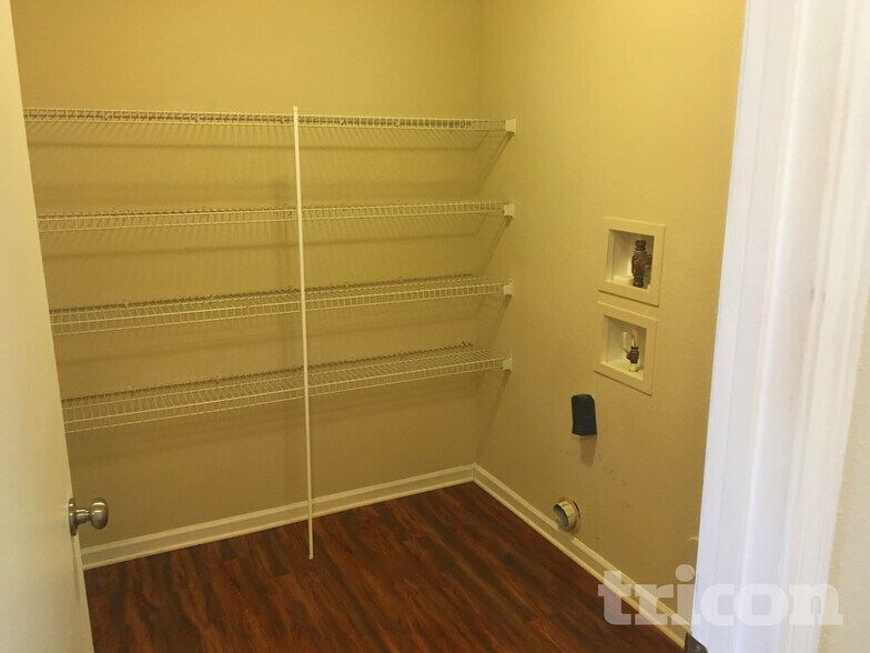 Building Photo - 1829 Oakdale Green Dr