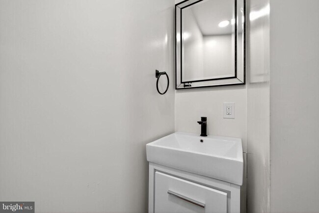 Building Photo - 2239 W Oxford St