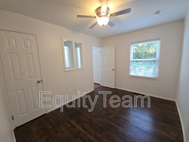 Building Photo - 120 Circle Dr