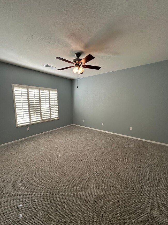 Building Photo - Charming 3 bedroom 2 bathroom home located in Hanford