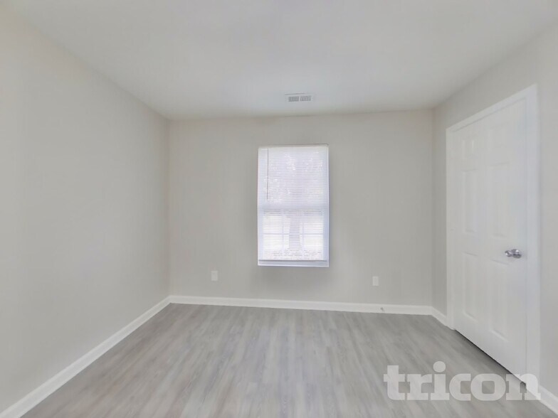 Building Photo - 3367 Pikes Peak Dr