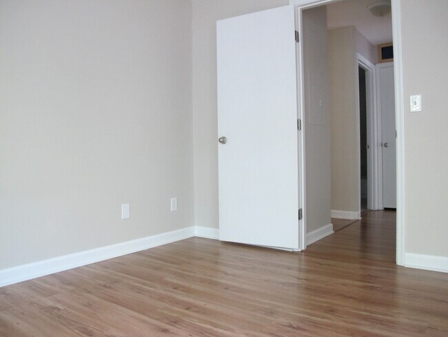 Building Photo - 9621 Vinca Cir