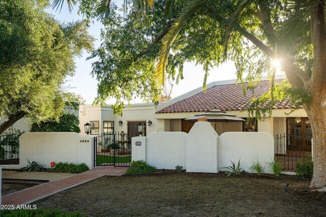 Building Photo - 1025 E Morten Ave