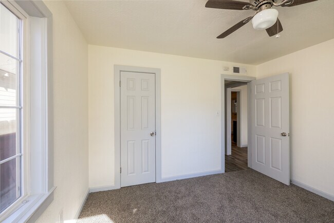 Building Photo - 626 W San Joaquin Ave