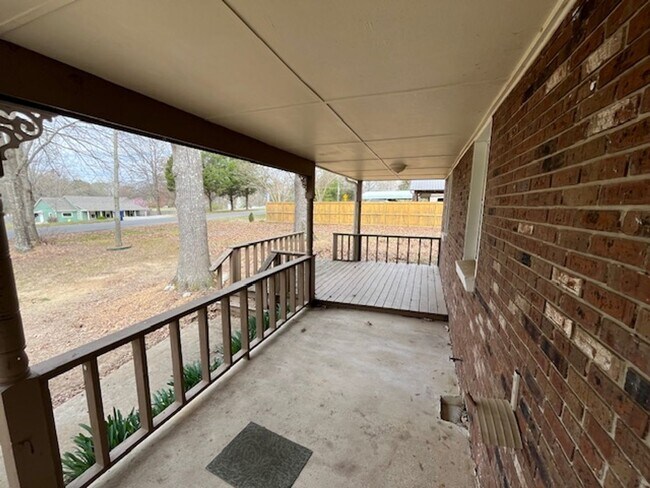 Building Photo - Renovated 3 Bedroom 2 Bath Home for Rent!!