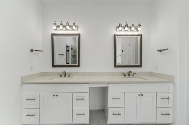 Building Photo - Space, Style & Convenience in Houston