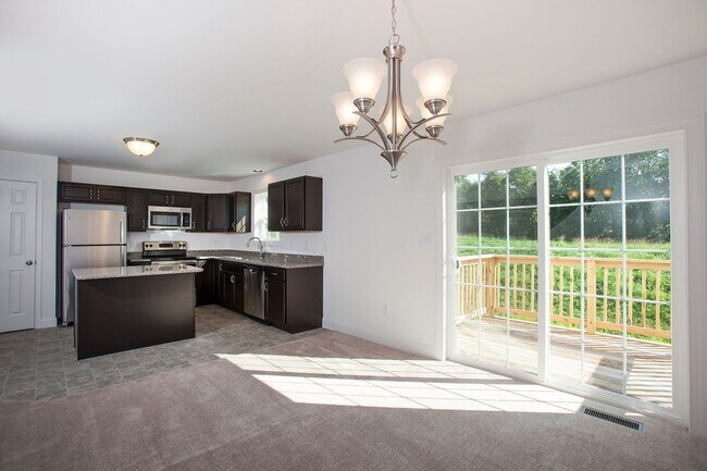 Building Photo - Three Bedroom Luxury Townhome!