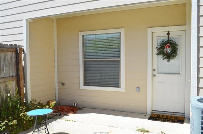 Building Photo - 1000 Spring Loop