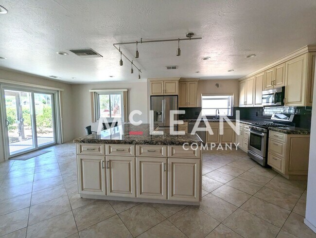 Building Photo - Resort Living in Desert Hot Springs