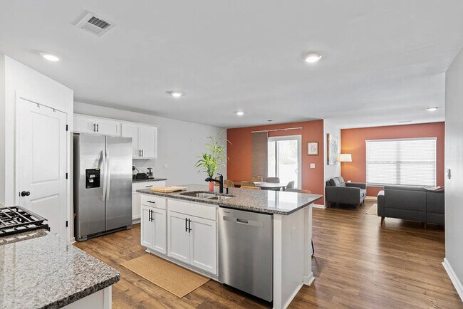 Building Photo - 4 Bedroom 2 Bathroom