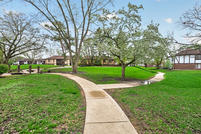 Building Photo - 1700 Lakecliffe Dr