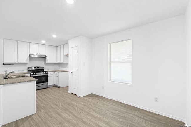 Building Photo - 422 De Herrera