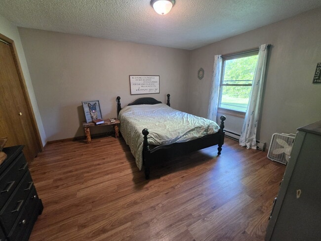 Building Photo - 2 Bedroom, 1 Bathroom with Attached Garage & Patio