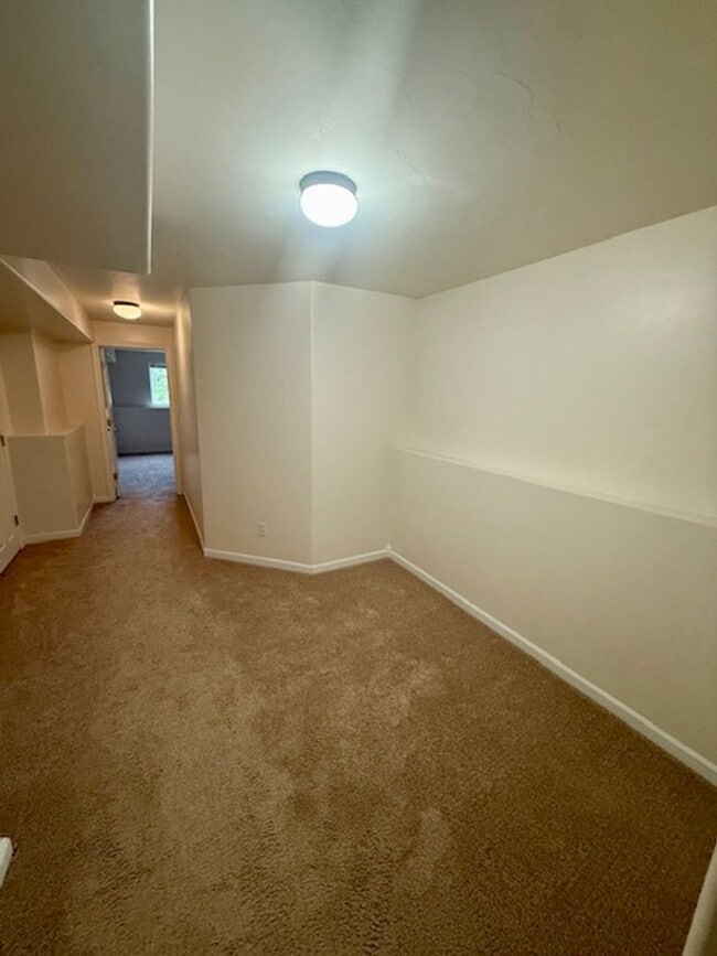 Building Photo - Spacious 4 Bed / 3 Bath Duplex on 1 Acre –...