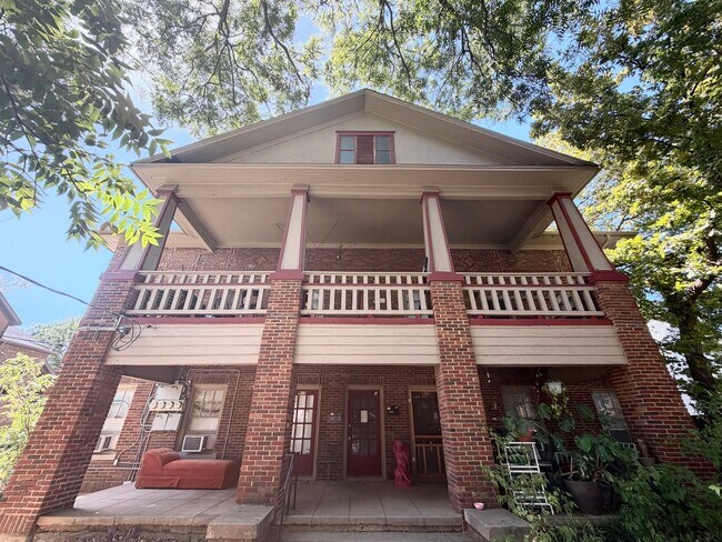 Building Photo - 919.5 N Austin St