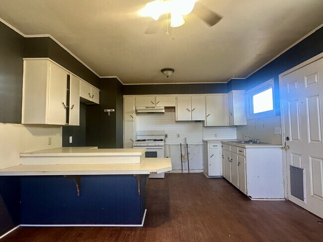 Building Photo - Spacious 3/1!