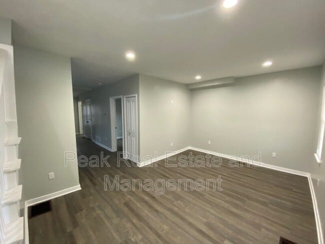 Building Photo - 1011 Logan St SE