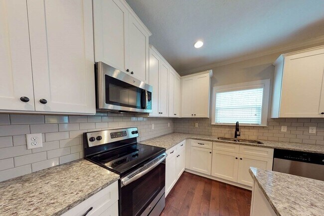 Building Photo - 708 Tree Top Trl