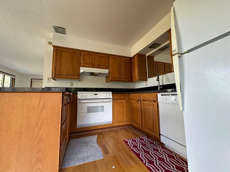 Building Photo - 7150 SE Thorburn St