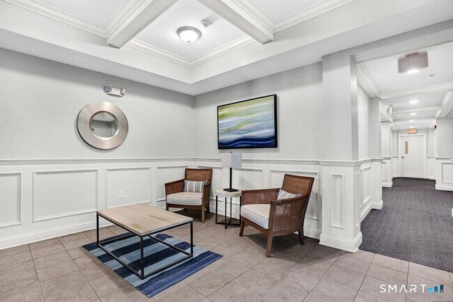 Building Photo - 142 East Ave