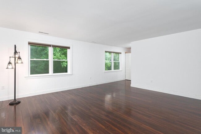 Building Photo - 211 Ross Stevenson Cir