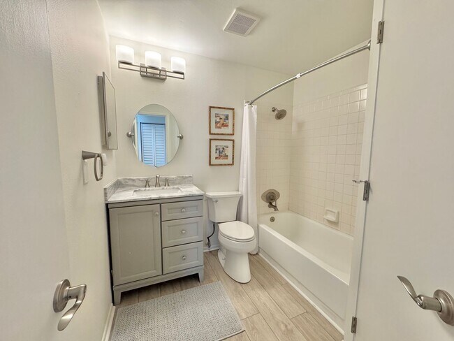 Building Photo - Winterset Condo with Gorgeous Sunset Views!