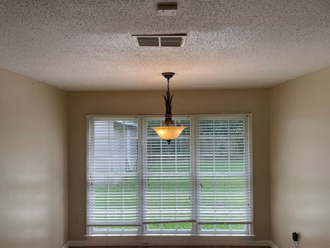 Building Photo - Nice 3/2 with bonus rm in Carriage Hills