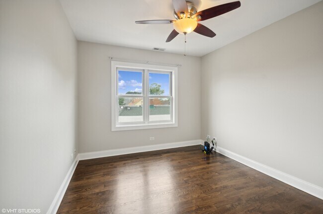Building Photo - 3519 W Medill Ave
