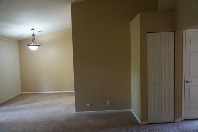 Building Photo - 2 bed / 1 bath rental